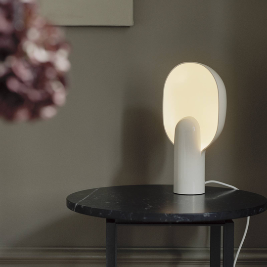 New Works Ware bordlampe, melkehvit