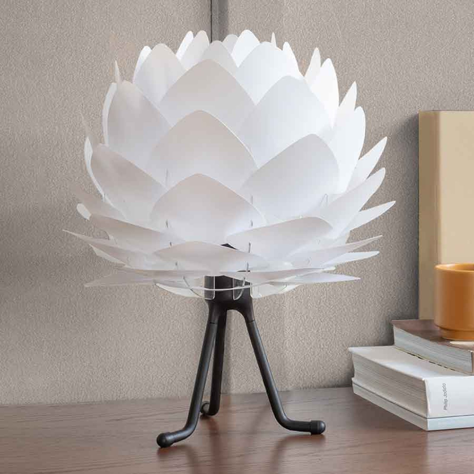 UMAGE Silvia Mini bordlampe hvit/tripod svart