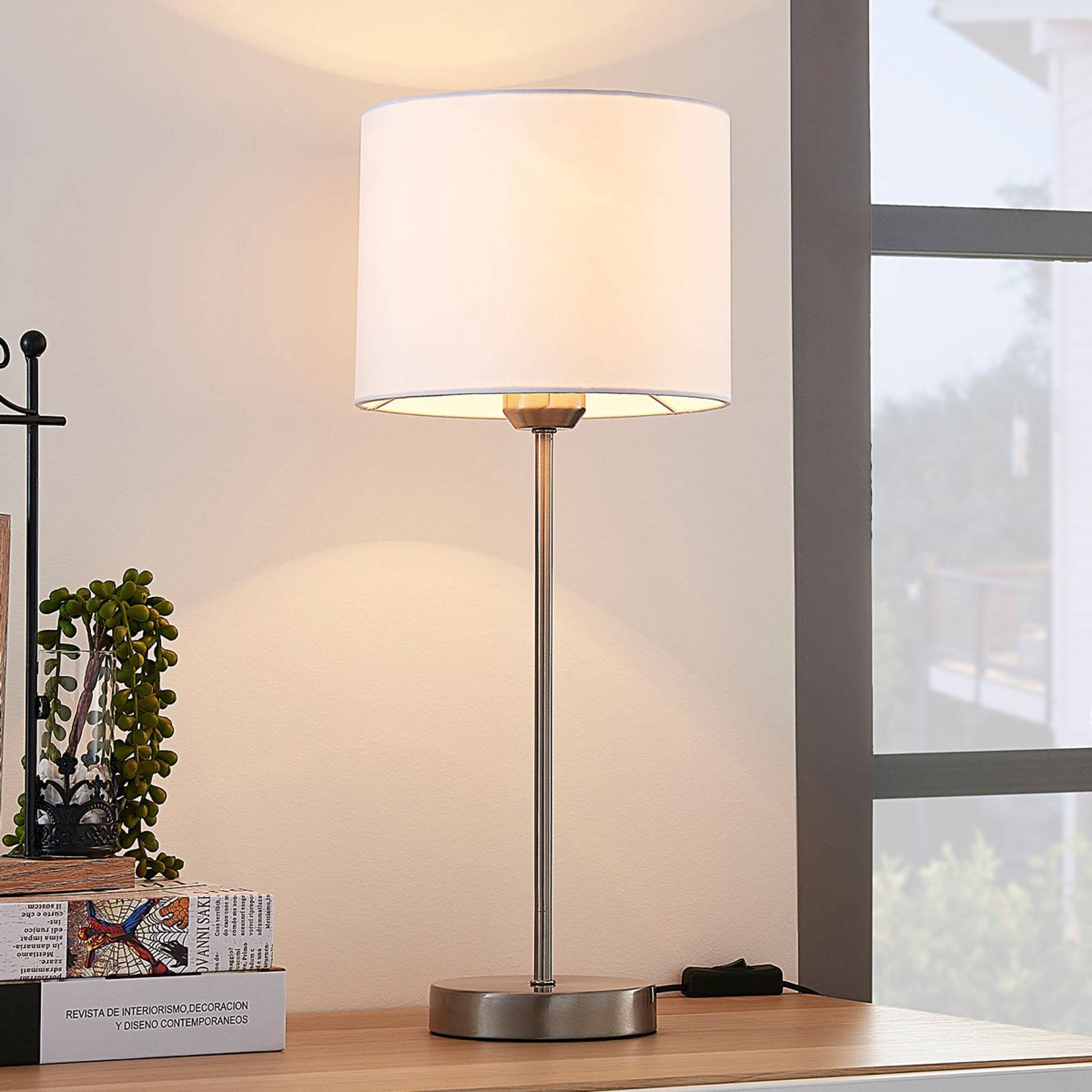 Hvit bordlampe Annatina med tekstilskjerm