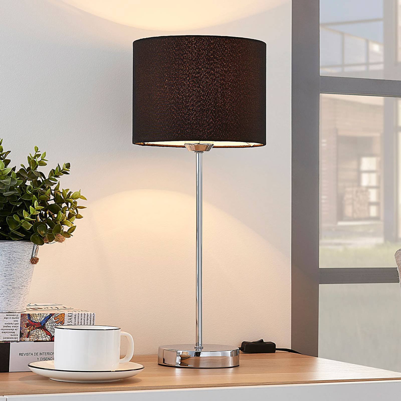 Annatina - bordlampe med svart tekstilskjerm
