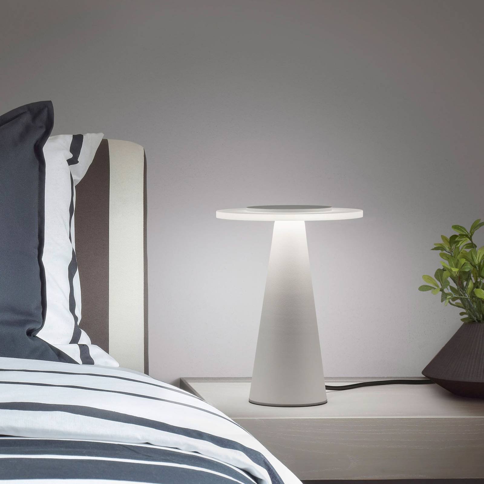 Helestra Bax bordlampe med touchdimmer, hvit