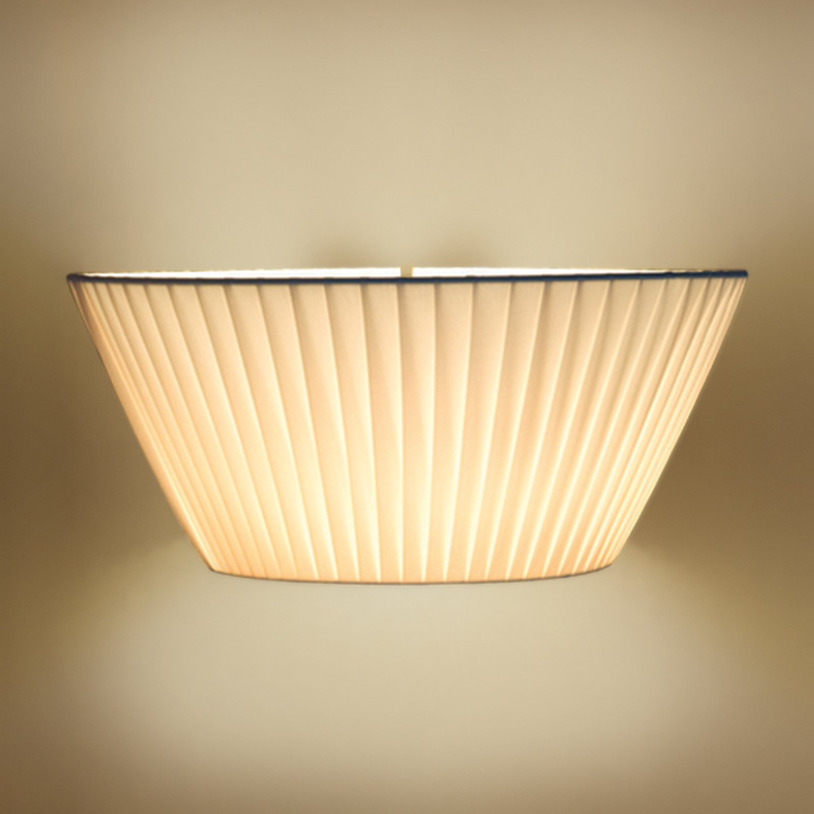 Flott Emma vegglampe i beige bredde 50 cm