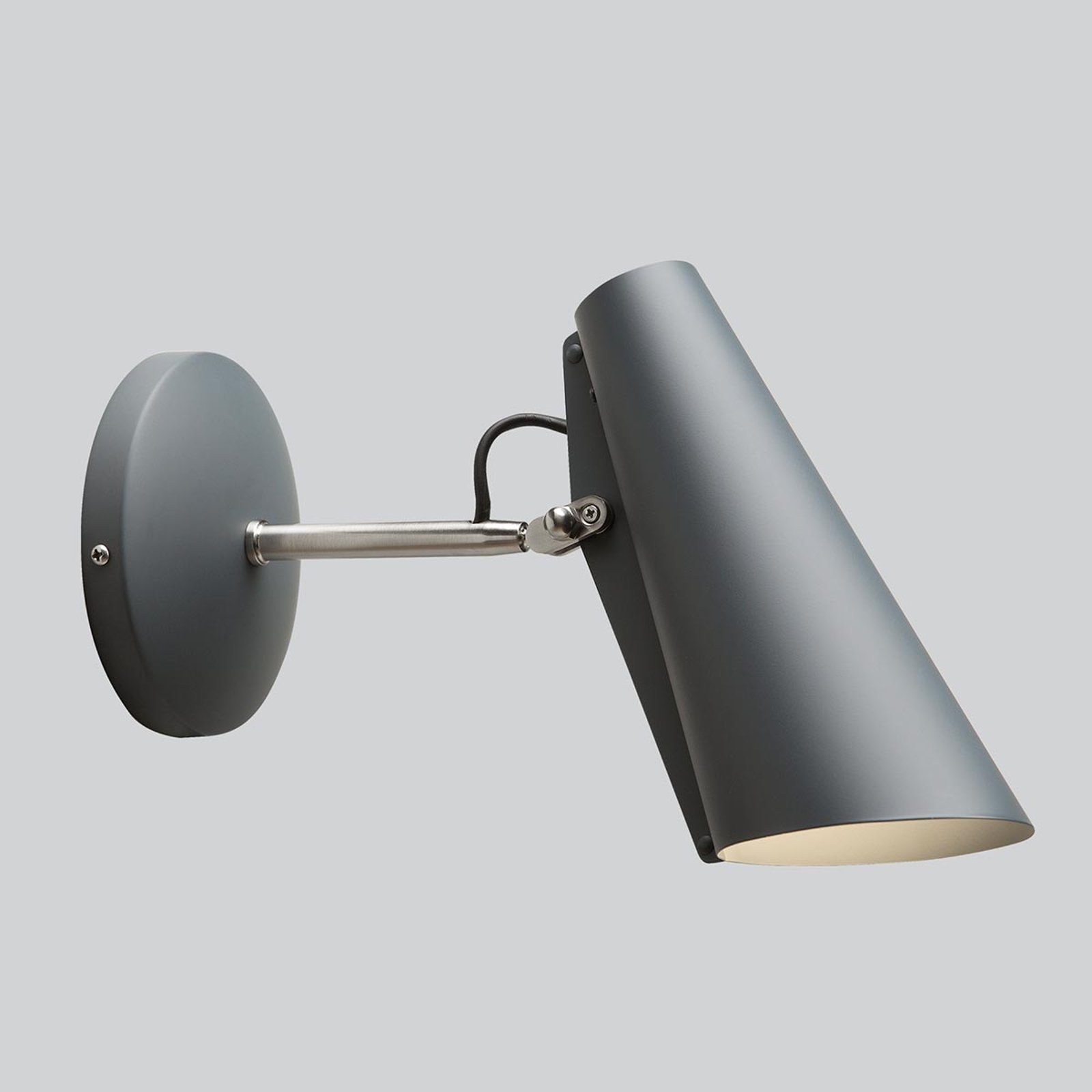 Med kontakt og bryter - vegglampen Birdy, grå