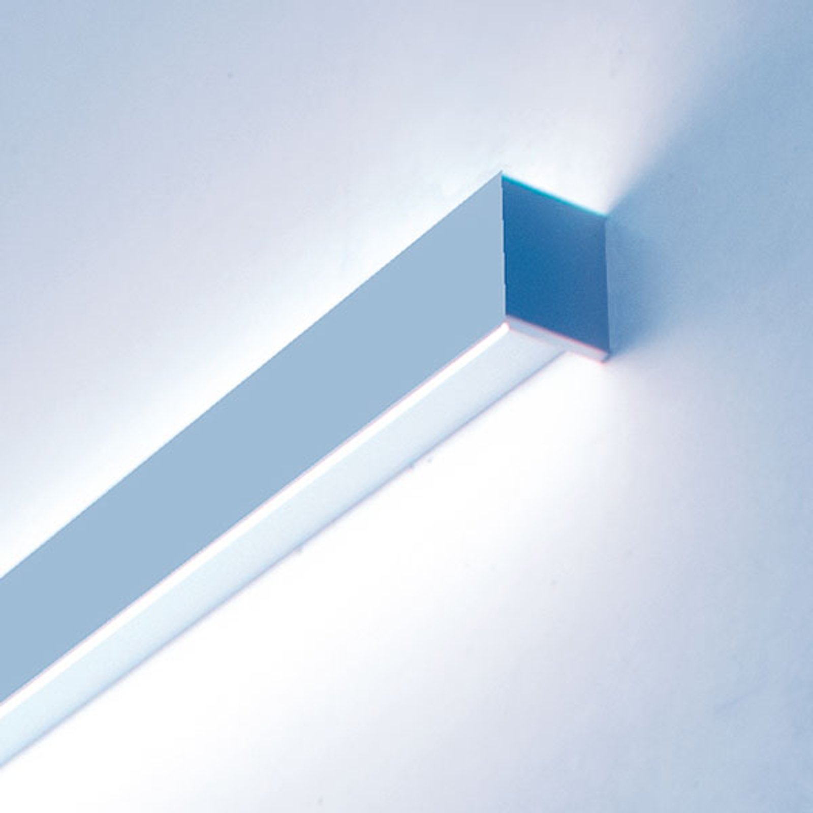 Matric W1 LED-vegglampe i 118,5 cm, 3 000 K