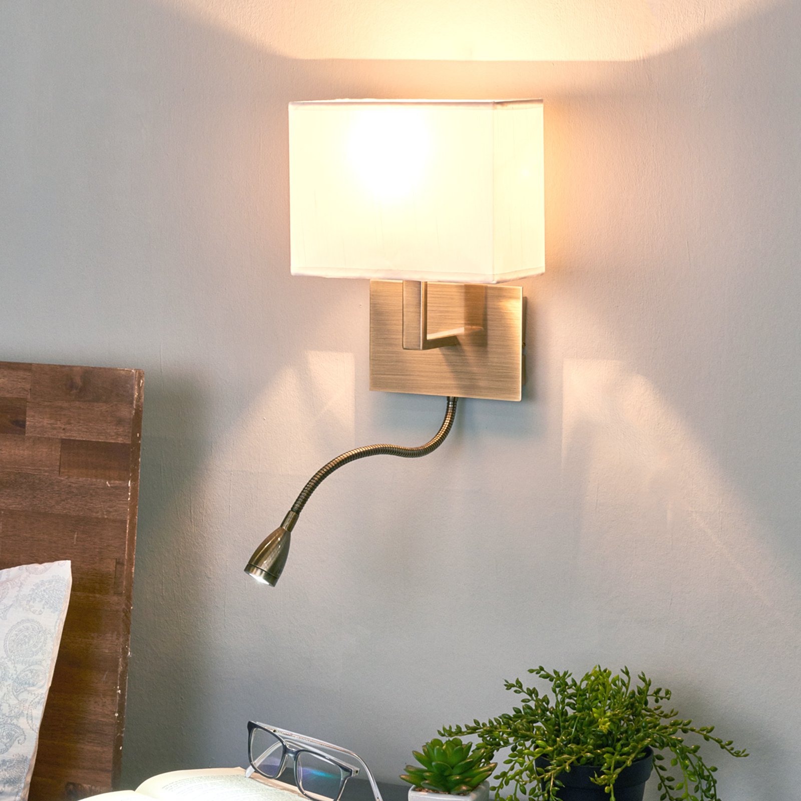 Delvis satinert vegglampe Leda med LED-lys
