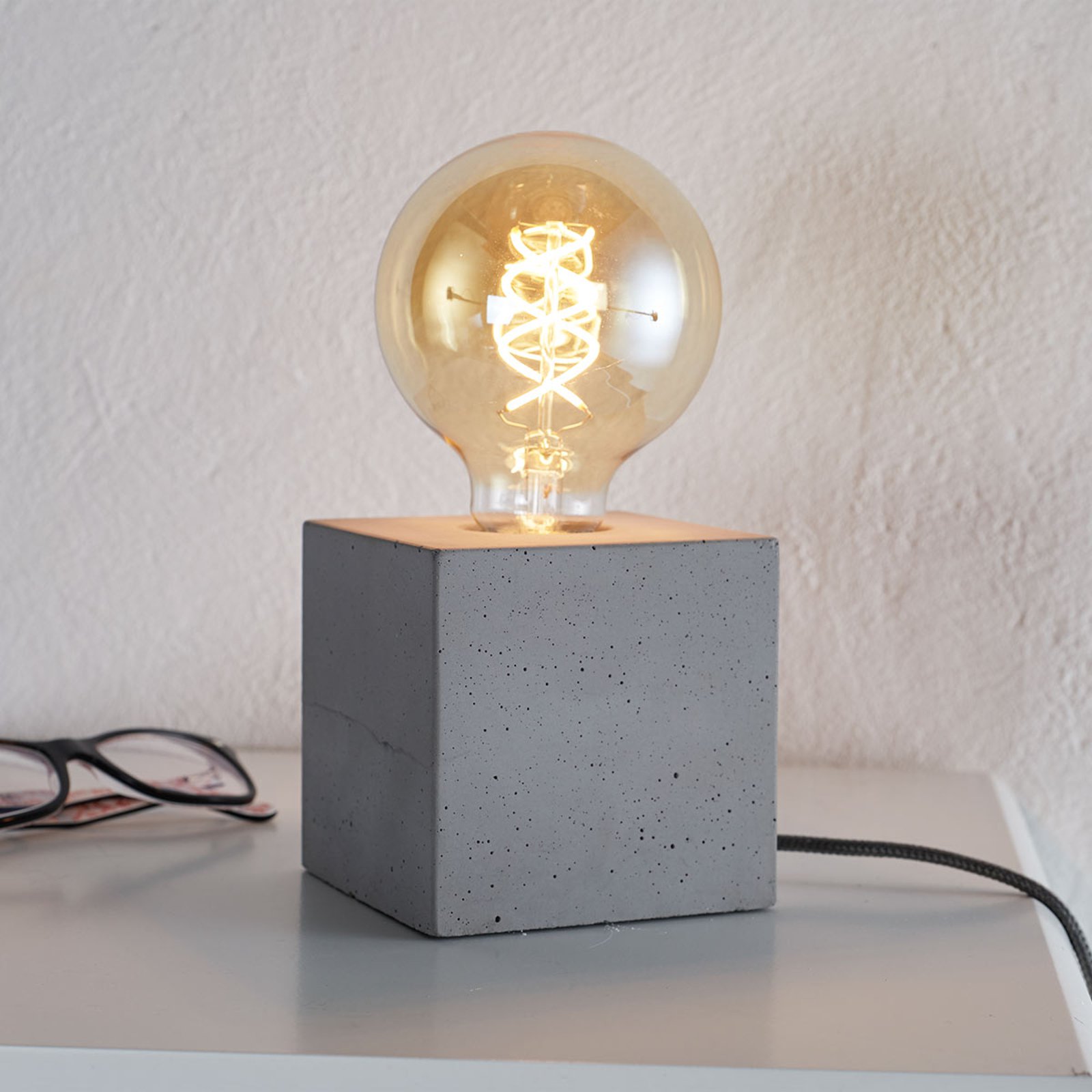 Strong moderne bordlampe av betong