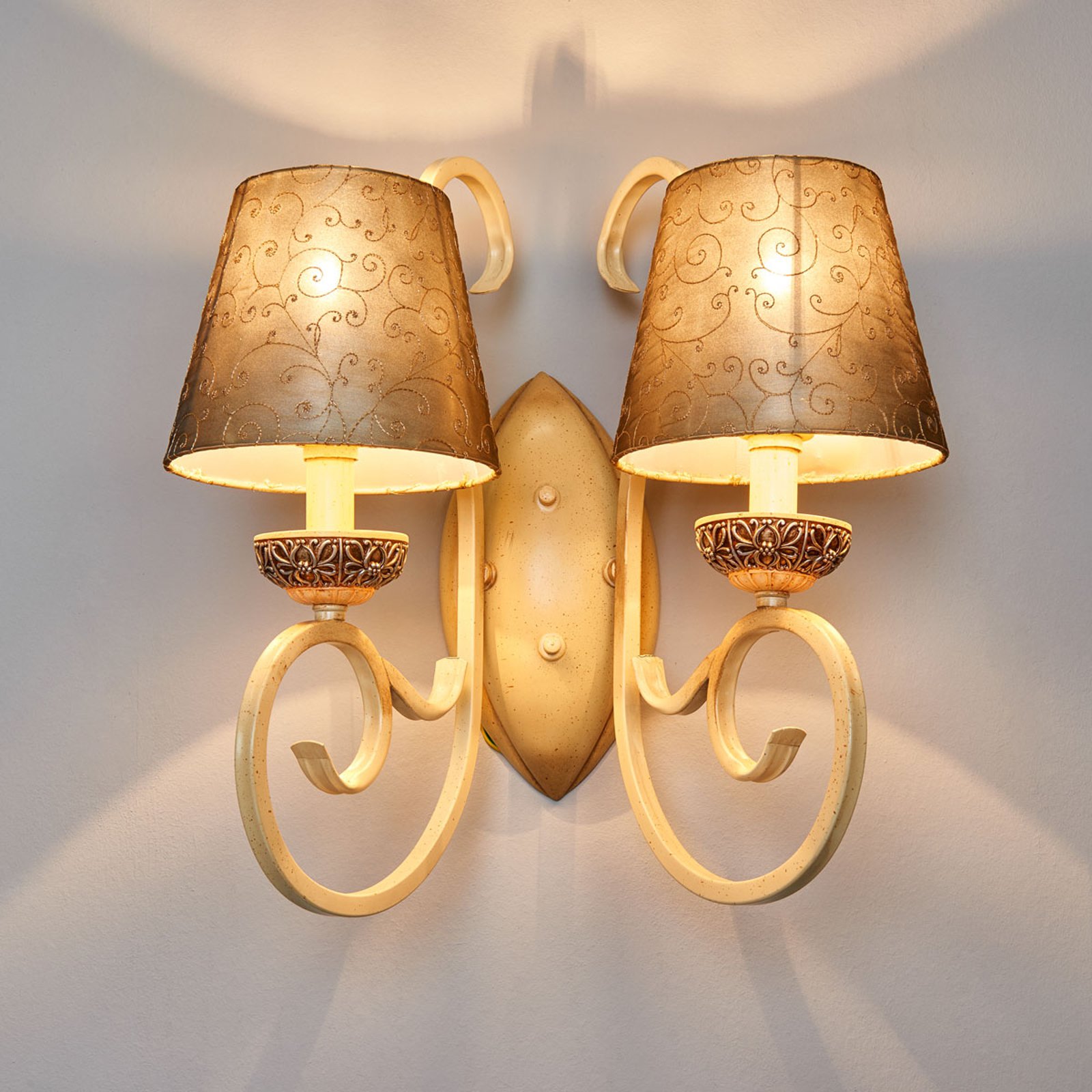Vegglampe i herregårdsstil med små skjermer