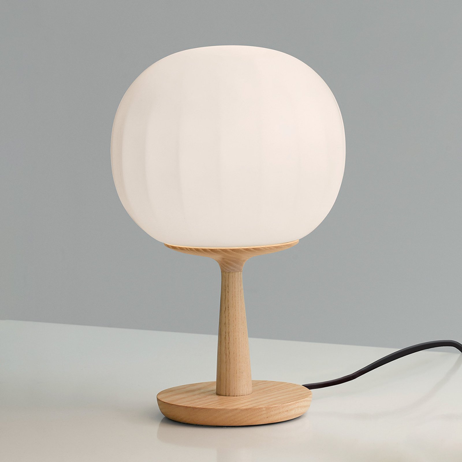 Luceplan bordlampe Lita fot i eiketre høyde 28 cm