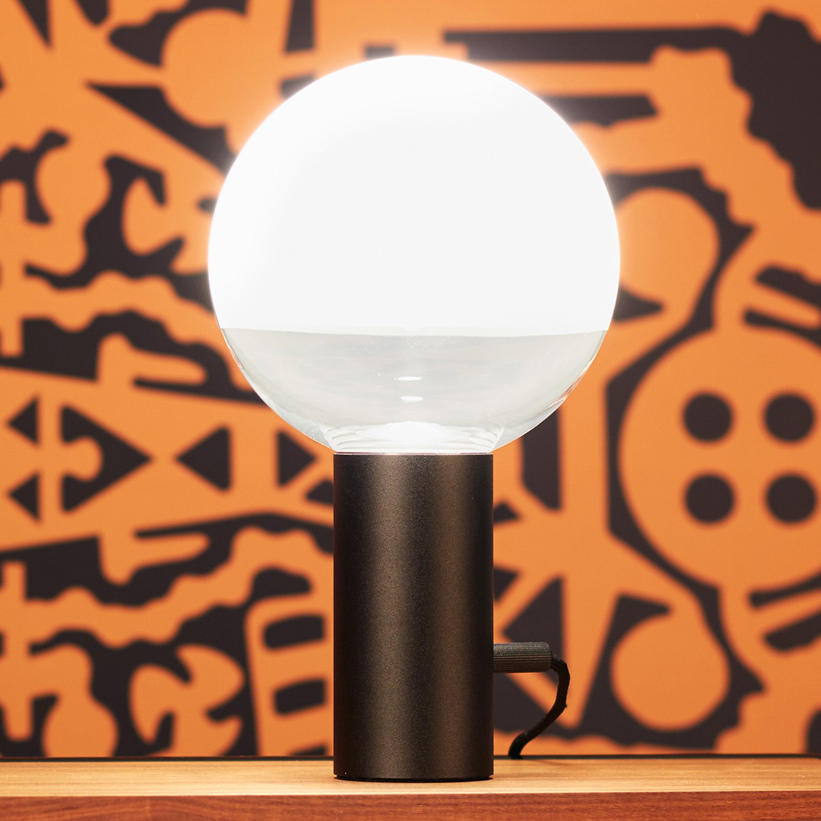 Kuula – bordlampen med dreiedimmer, svart