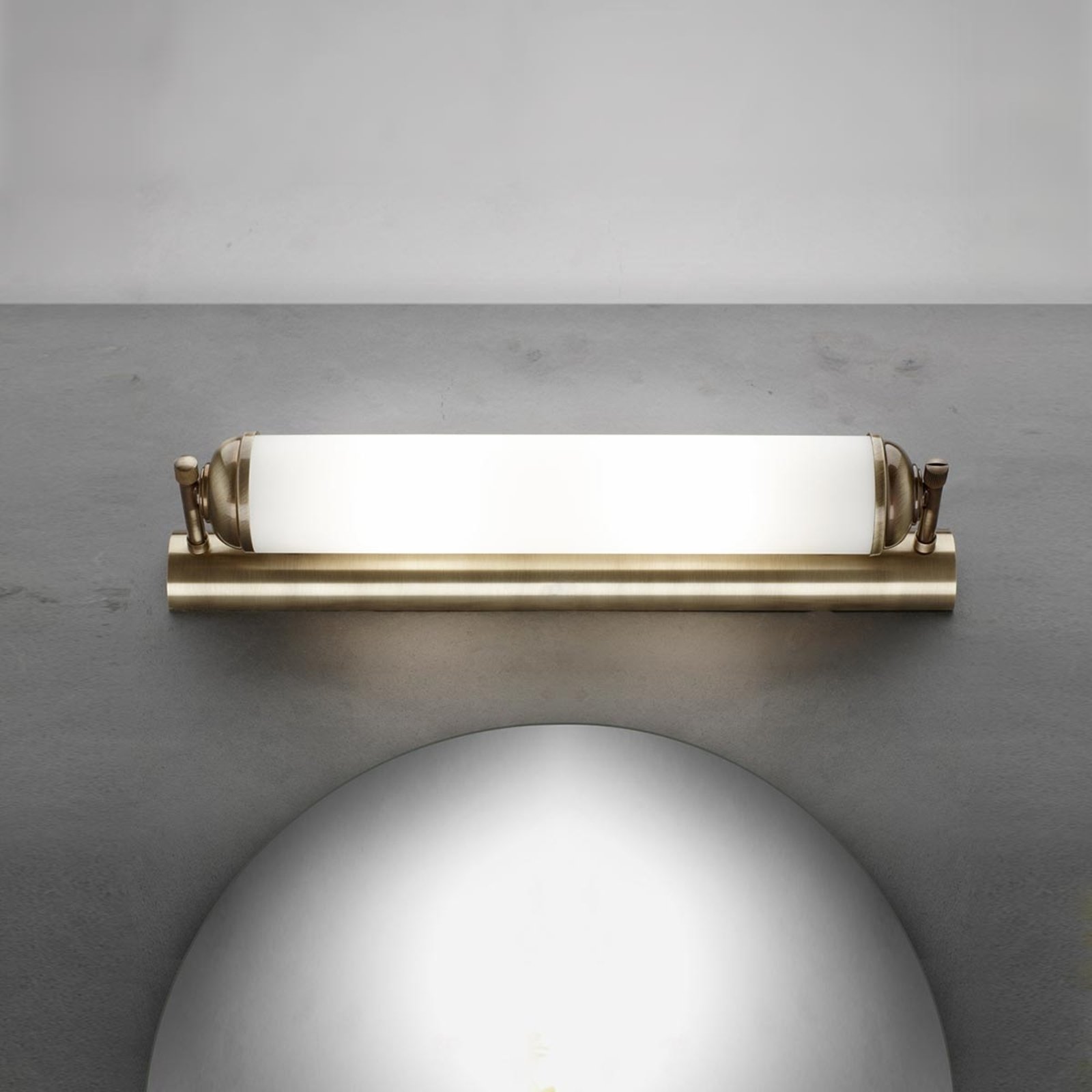 Vegglampe Elida i massiv messing.