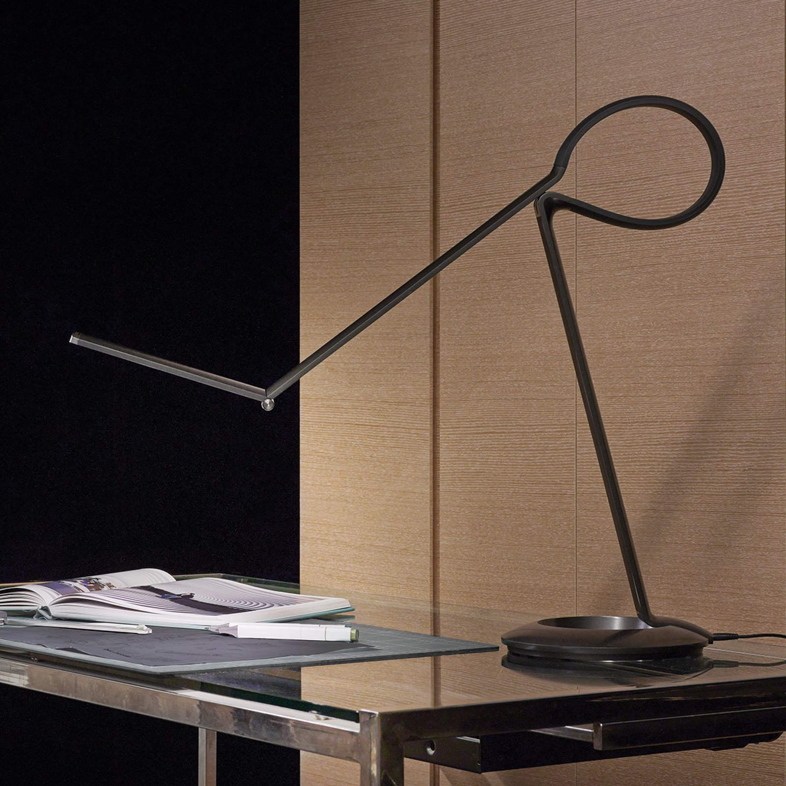 Mangesidig LED-designbordlampe Compasso