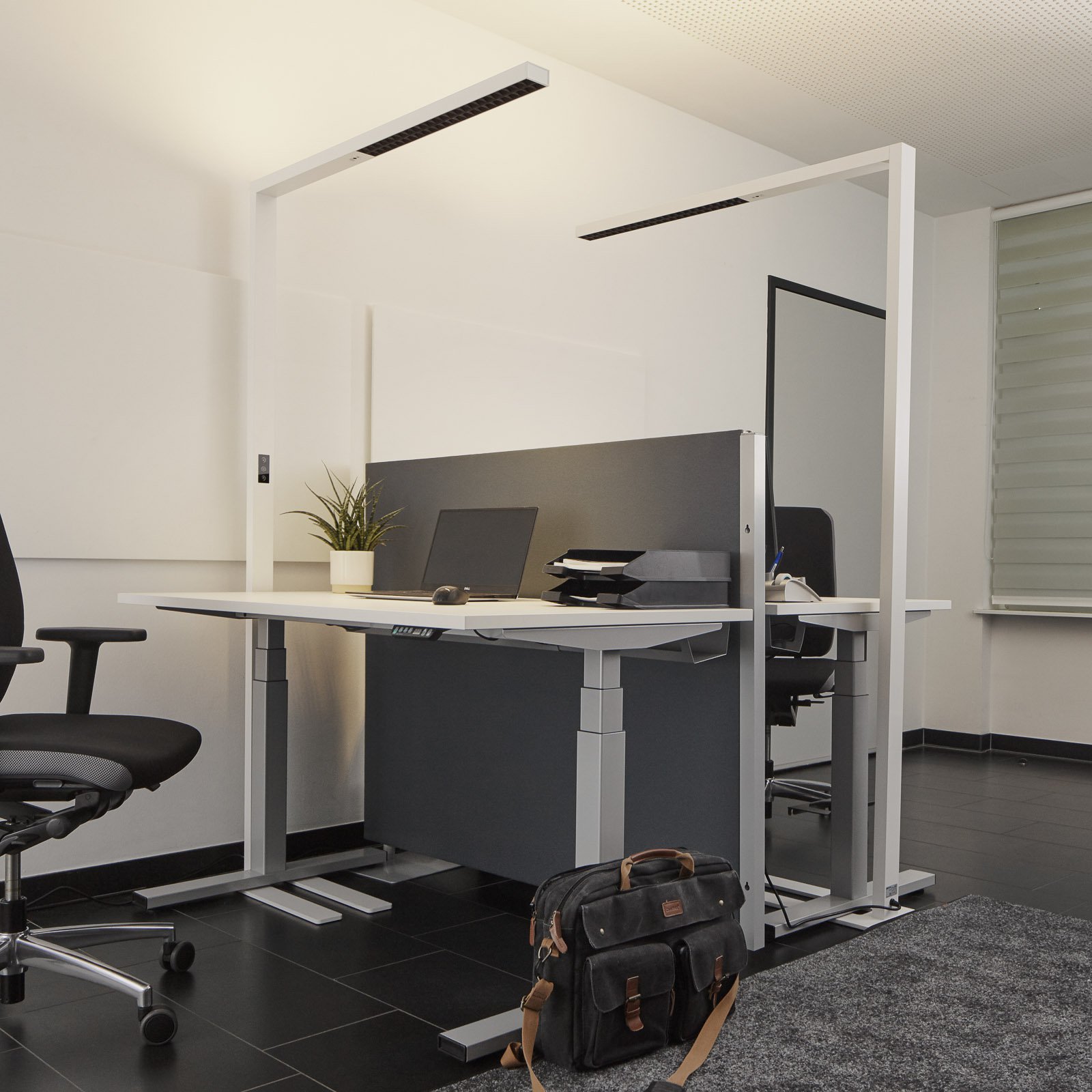 Office-LED-gulvlampe Jolinda, CCT med sensor