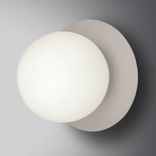 Vegglampe Minerva K1 med hvit metallkant
