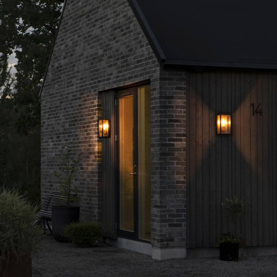 Utendørs vegglampe Carpi, svart, bredde 18 cm
