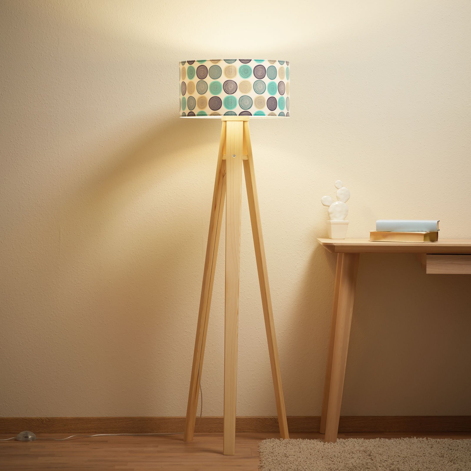 Aqua gulvlampe med trebeinet trestang