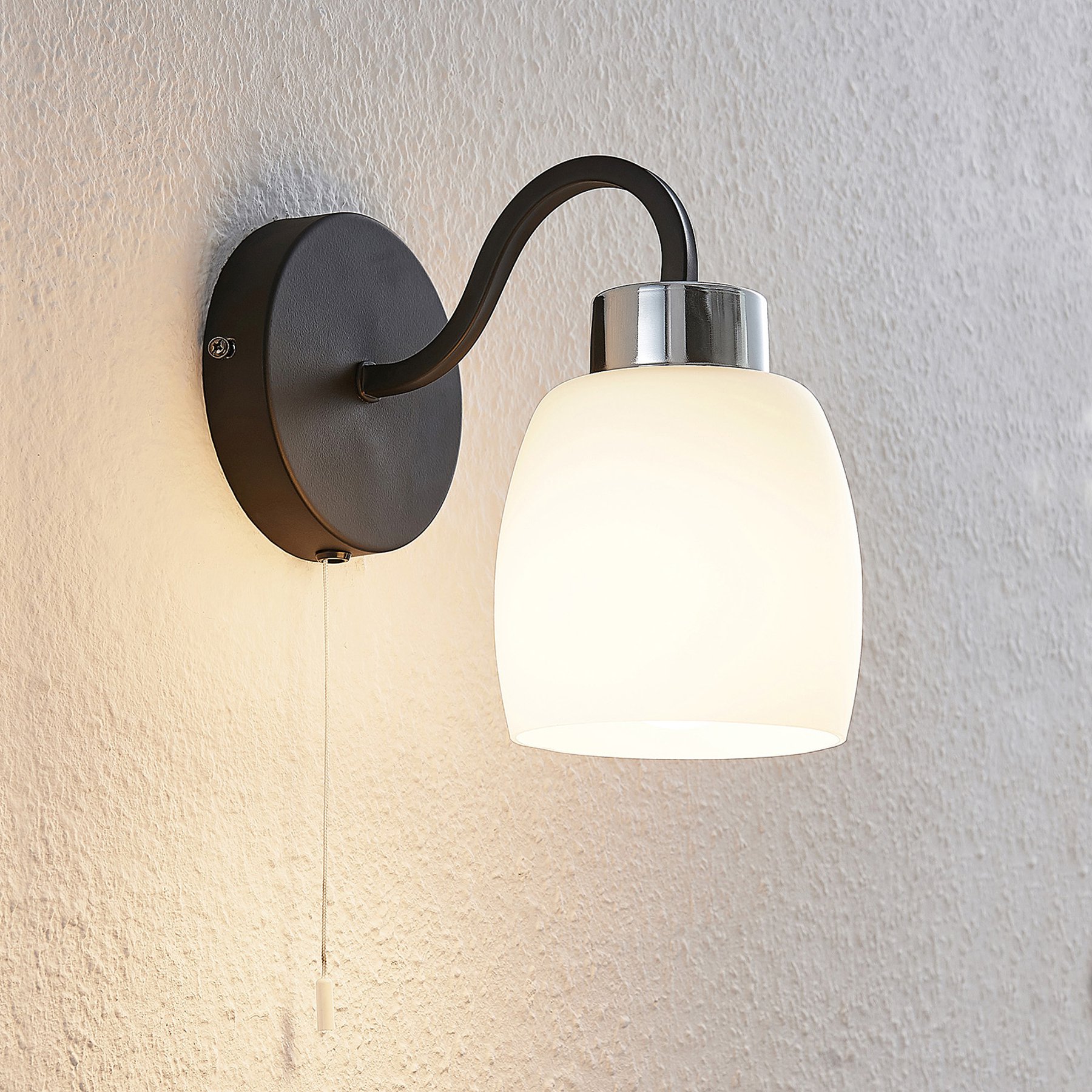 Lindby Daliah vegglampe med glasskjerm