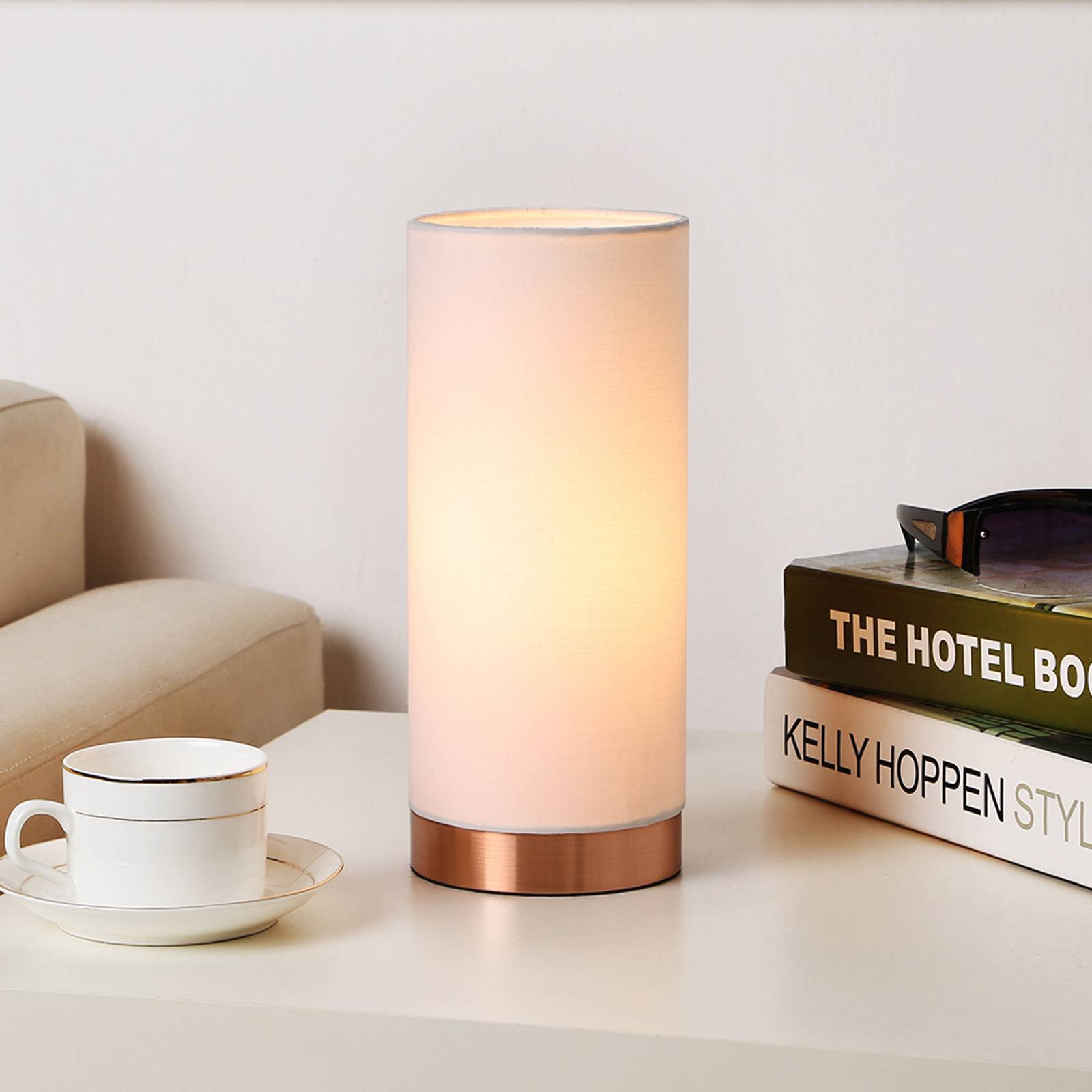 Hvit bordlampe Ronja med kobberfarget fot