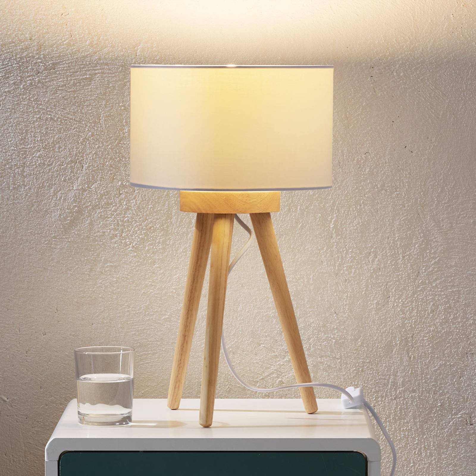 Trebordlampe Charlia med hvit stoffskjerm