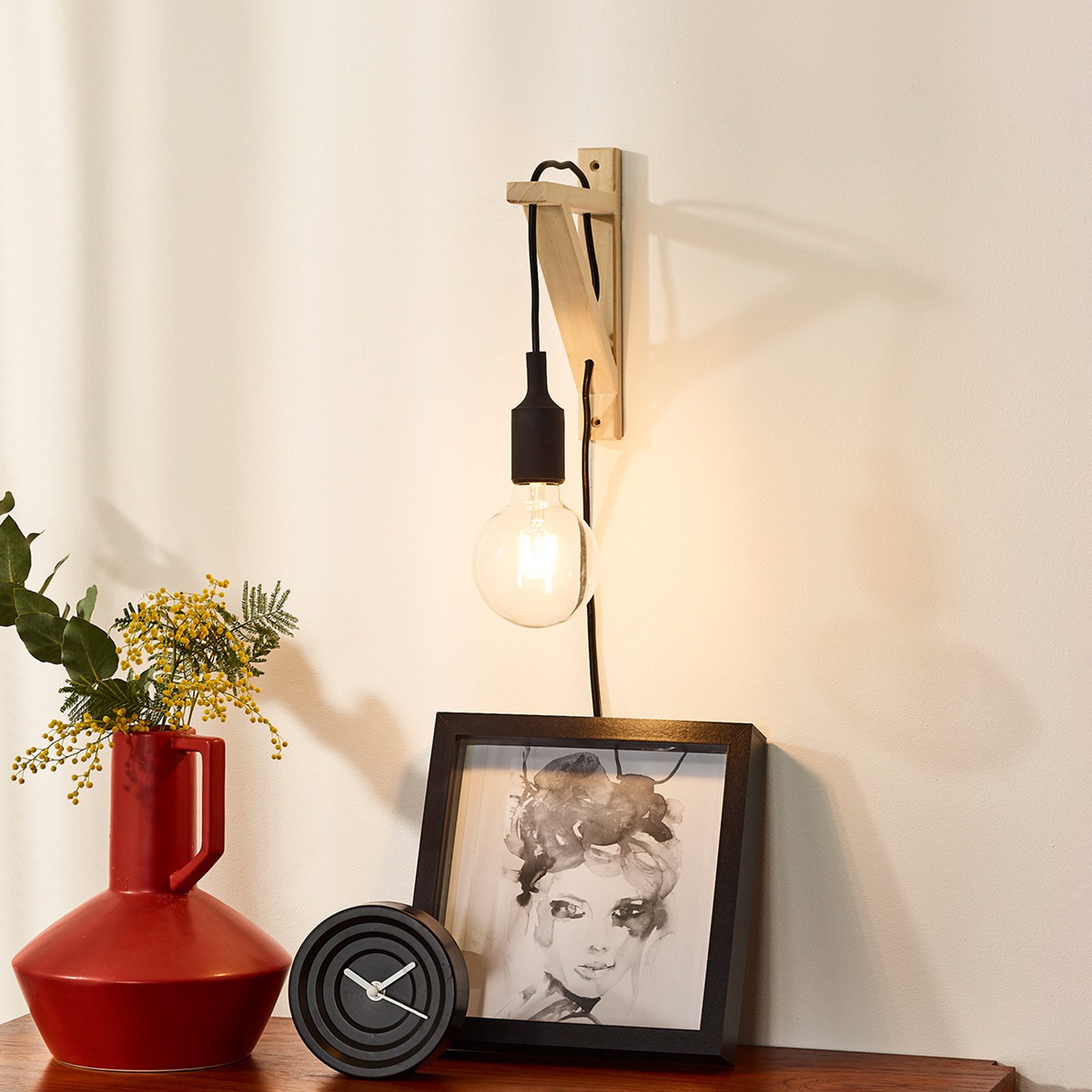 Fix vegglampe av tre, svart fatning