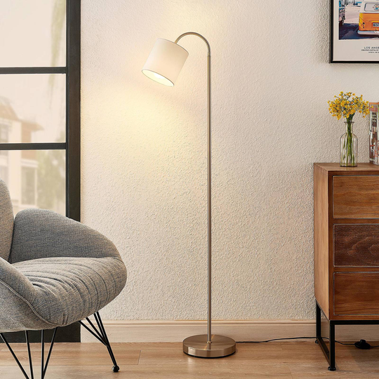 Lindby Manu gulvlampe, stoff, 1 lyskilde, hvit