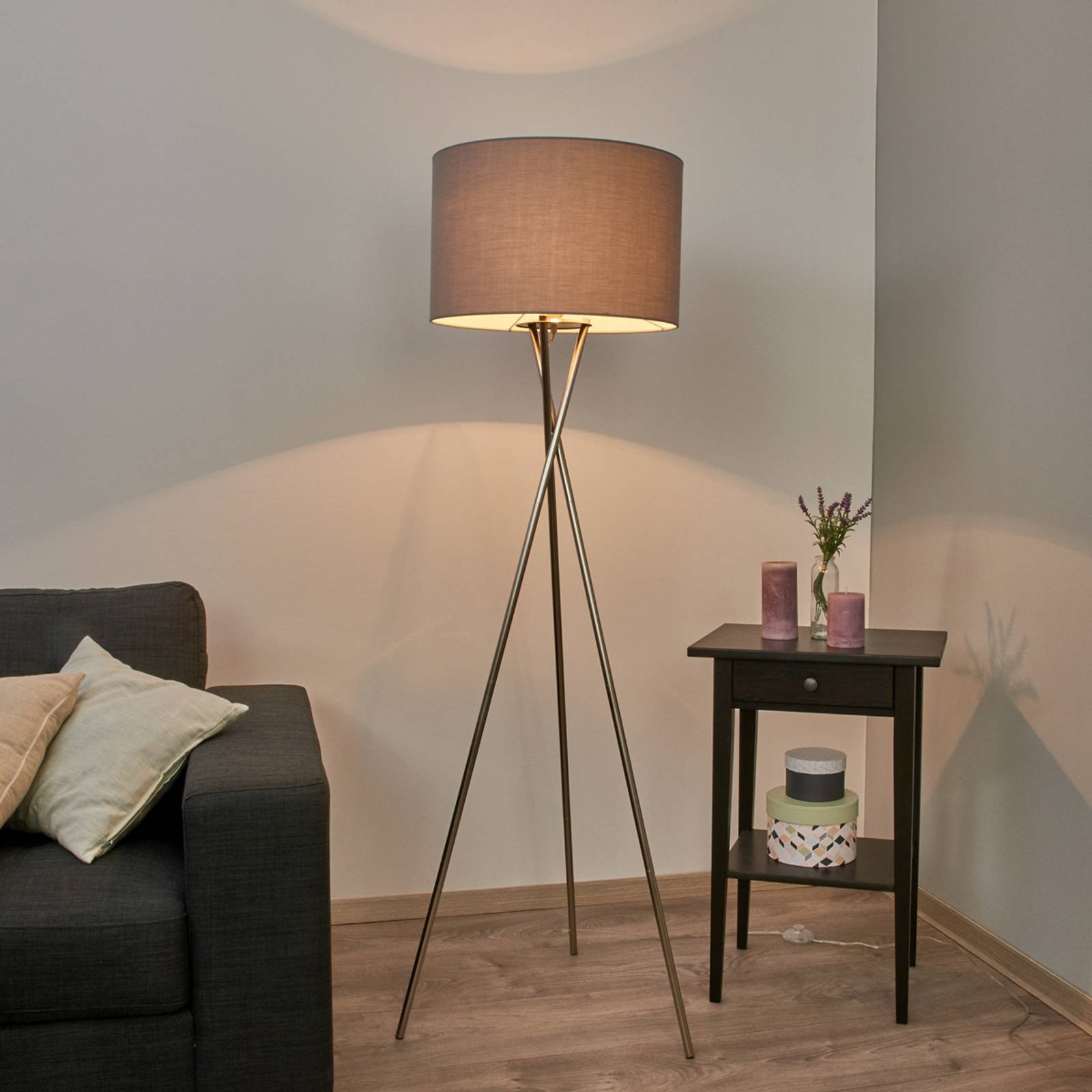 Trebent gulvlampe Fiby med grå skjerm
