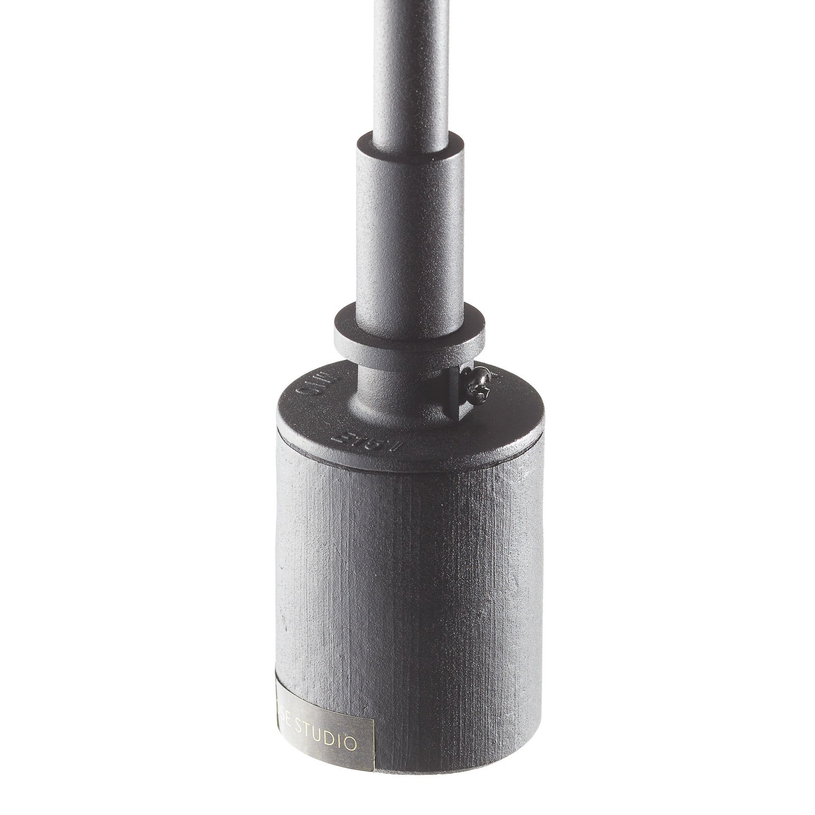 Menu Staple vegglampe med stikkontakt, svart