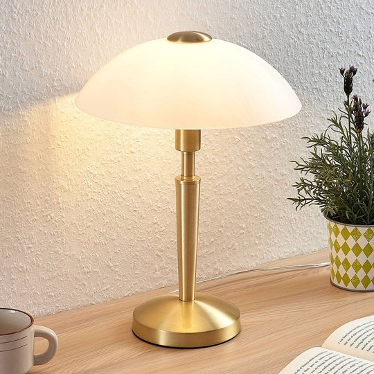 Bordlampe Tibby med en glasskjerm i antikk messing