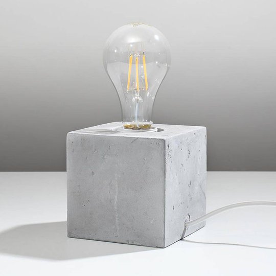 Akira bordlampe av betong i terningform