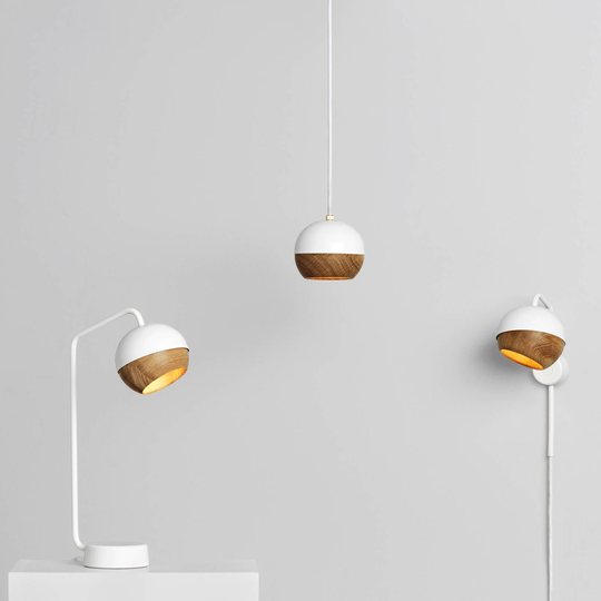 Mater Ray bordlampe, hvit/eik