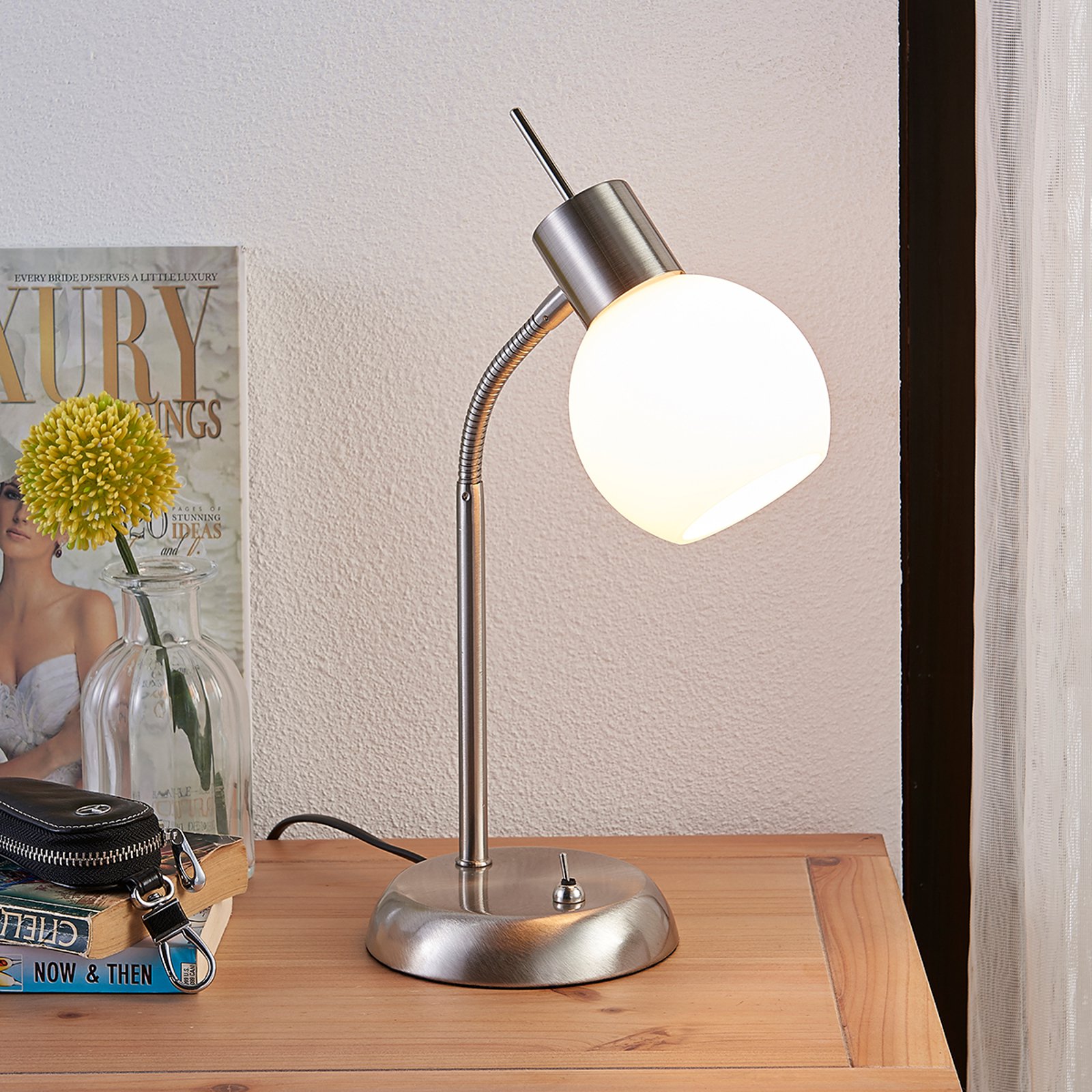 LE-bordlampe Manon med opalhvit glasskjerm