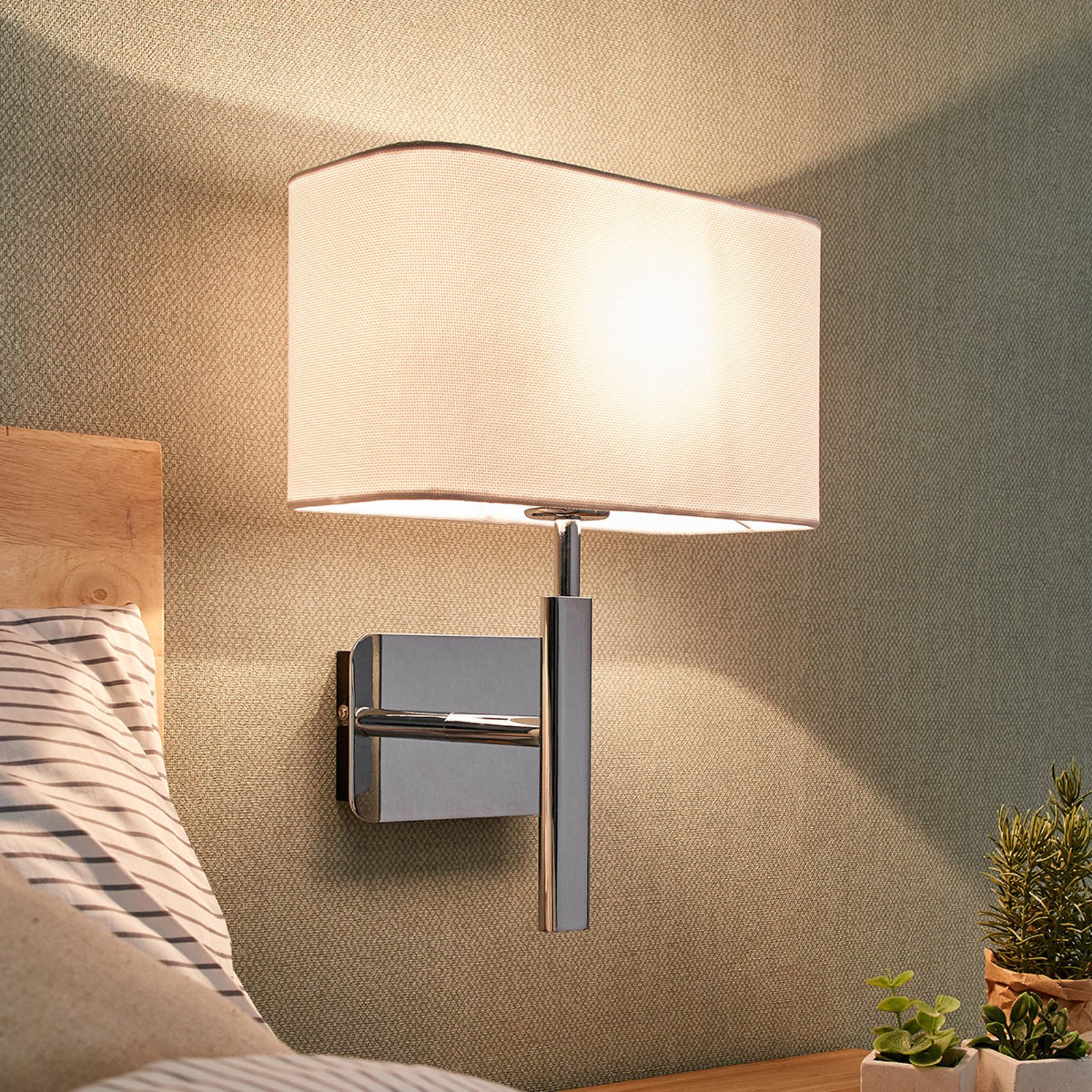Vegglampe Jettka med tekstilskjerm og bryter