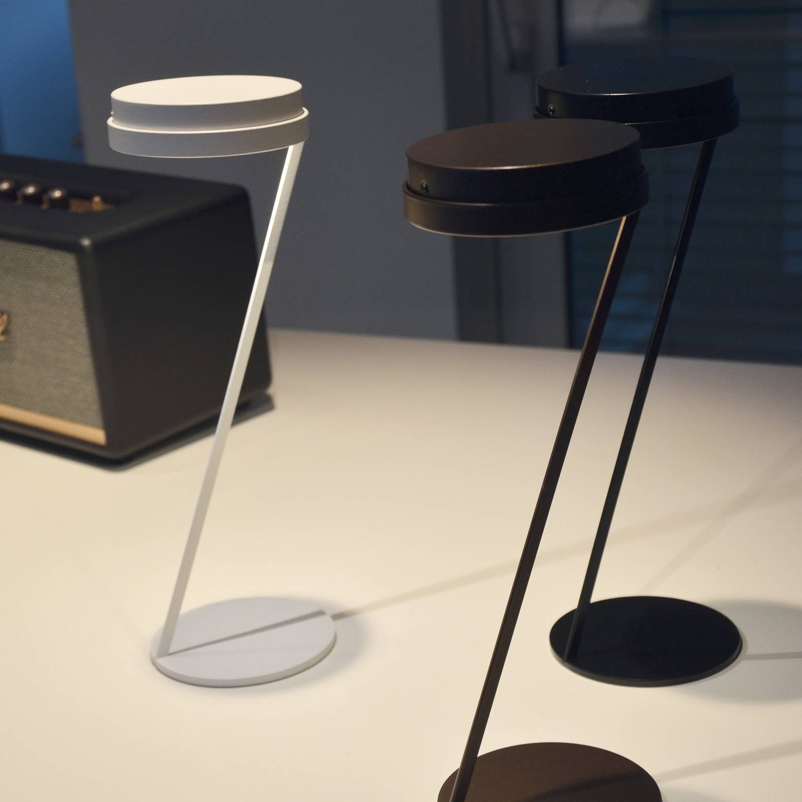 Knikerboker Zeta LED-sensor-bordlampe USB hvit