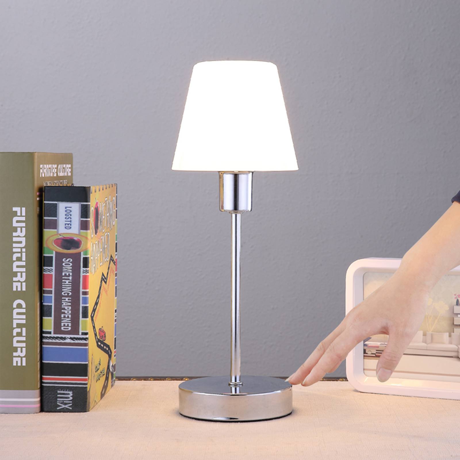 Vakkert formet bordlampe Sascha med glasskjerm