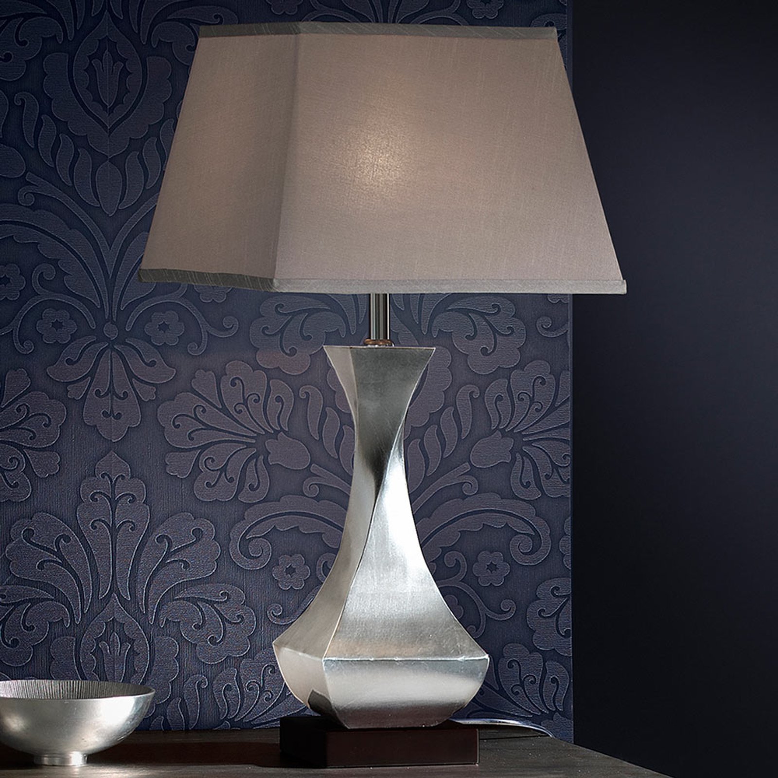 LED-bordlampe Deco med dreid fot