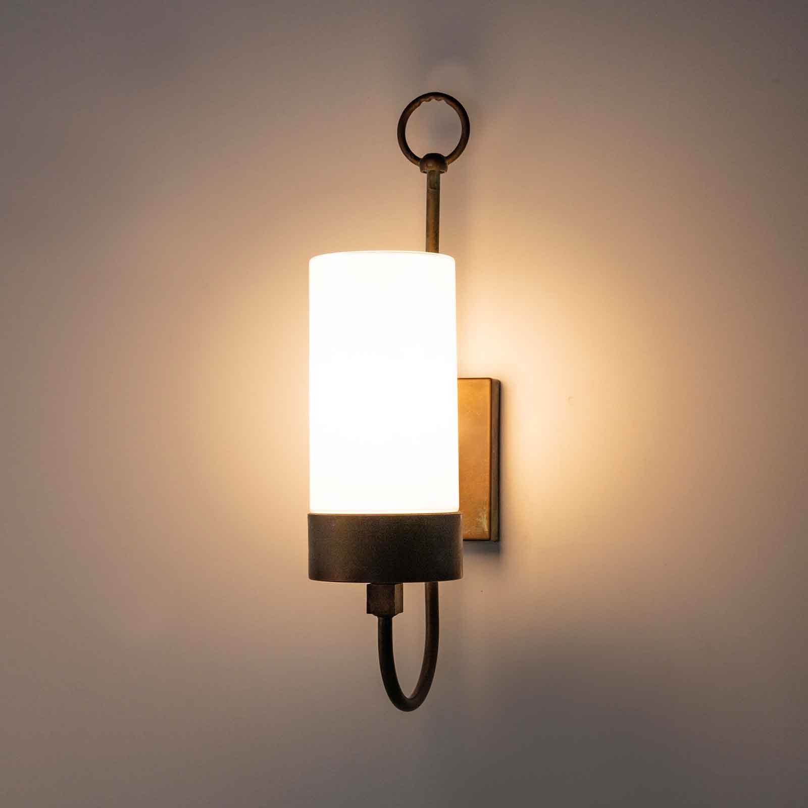 Silindar 3355 utendørs vegglampe, messing/opal