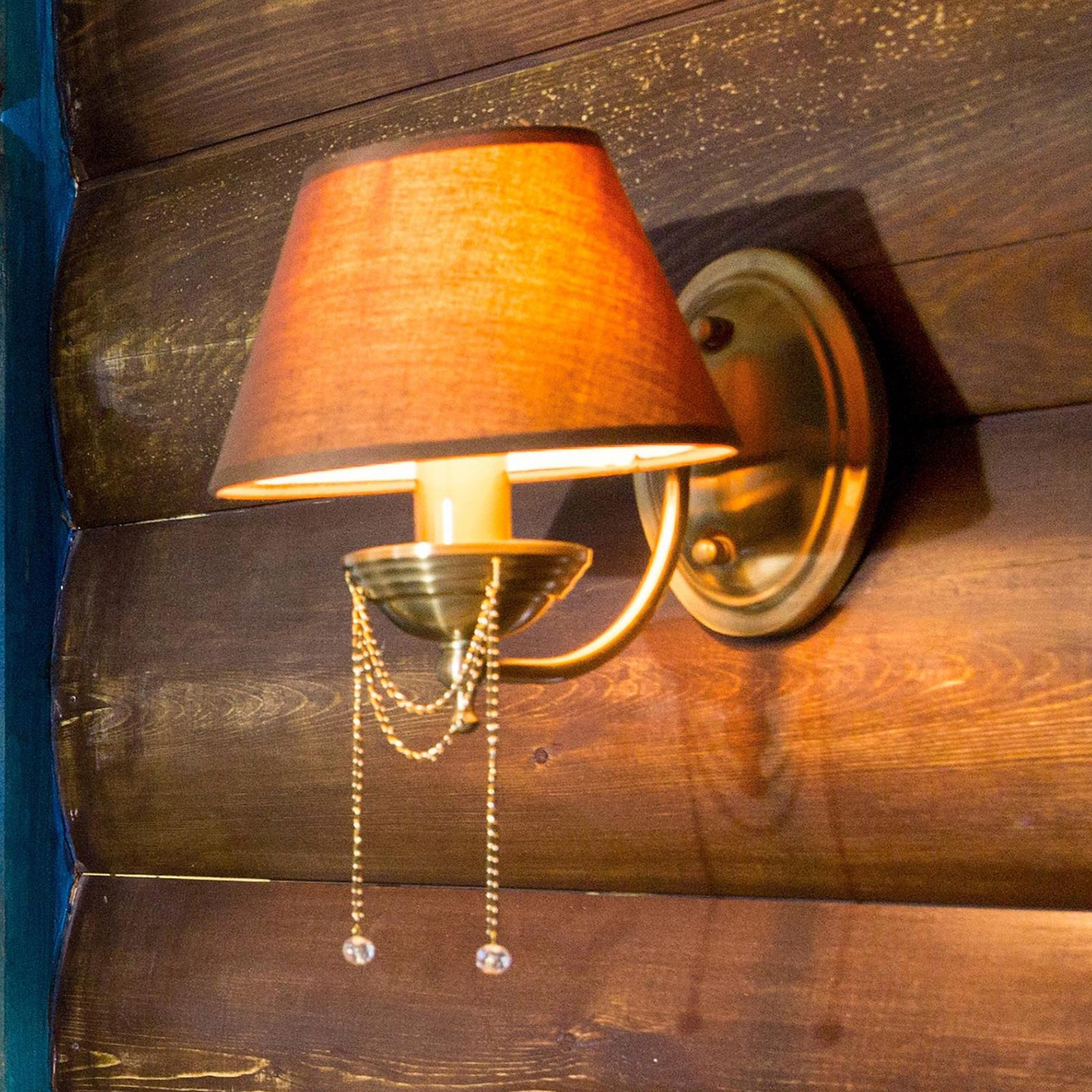 Chester vegglampe med brun tekstilskjerm
