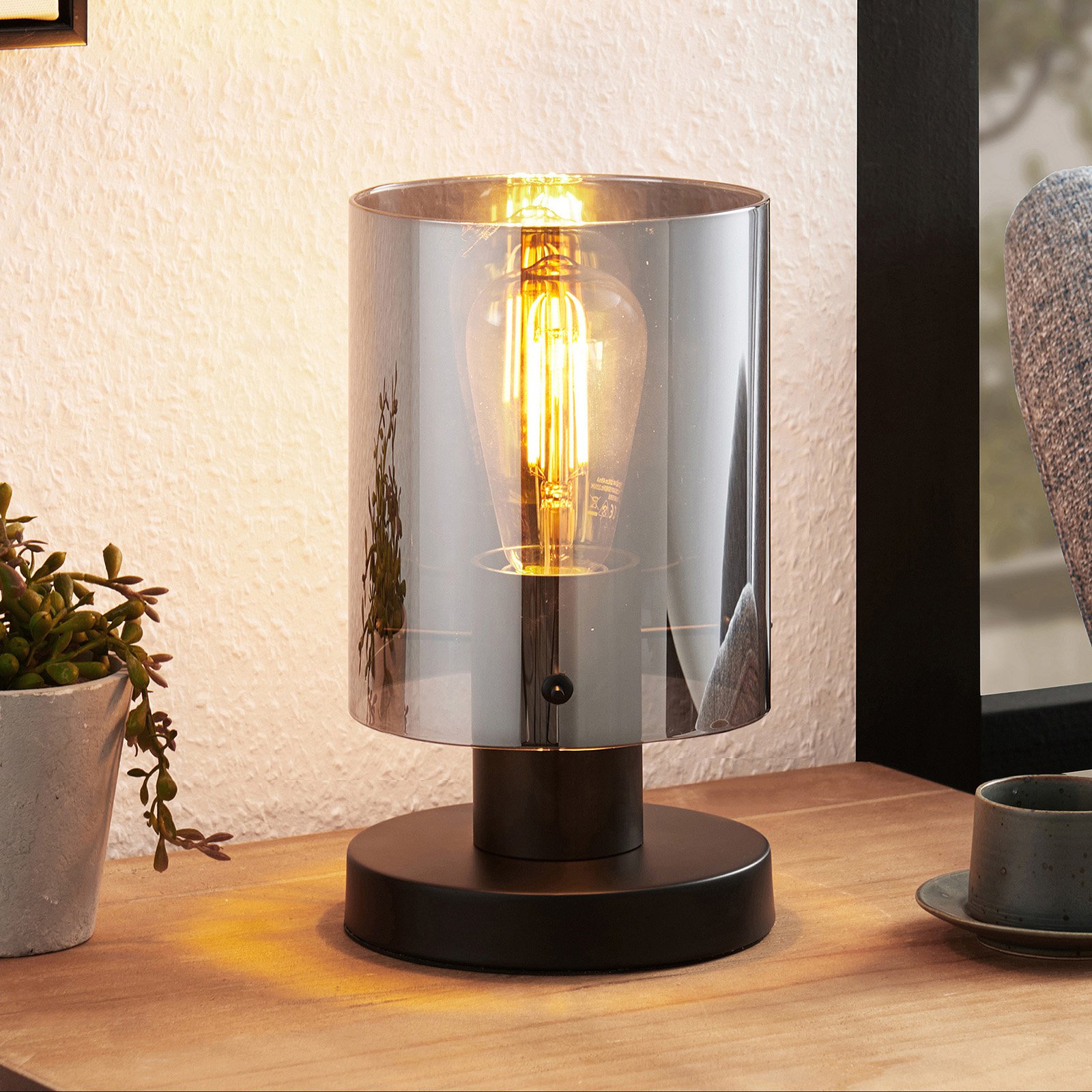 Lindby Kourtney bordlampe med glasskjerm