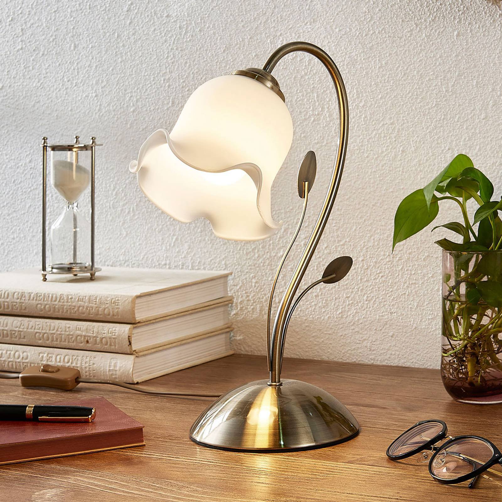 Floralt utformet bordlampe Matea