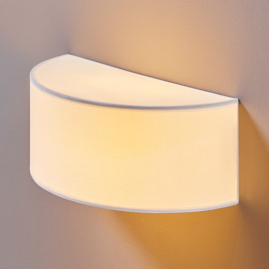 Halvrund stoffvegglampe Katrin for vakkert lys