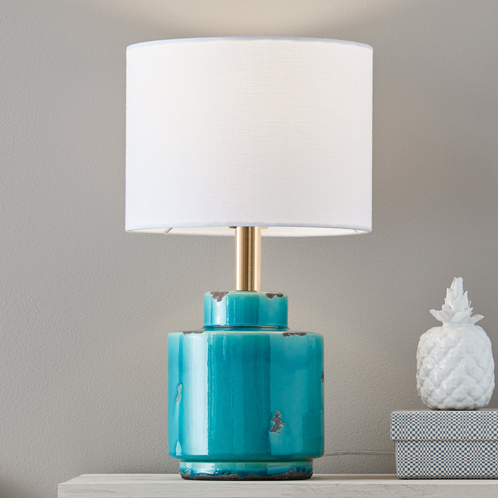 Tekstilbordlampe Cous med keramikkfot