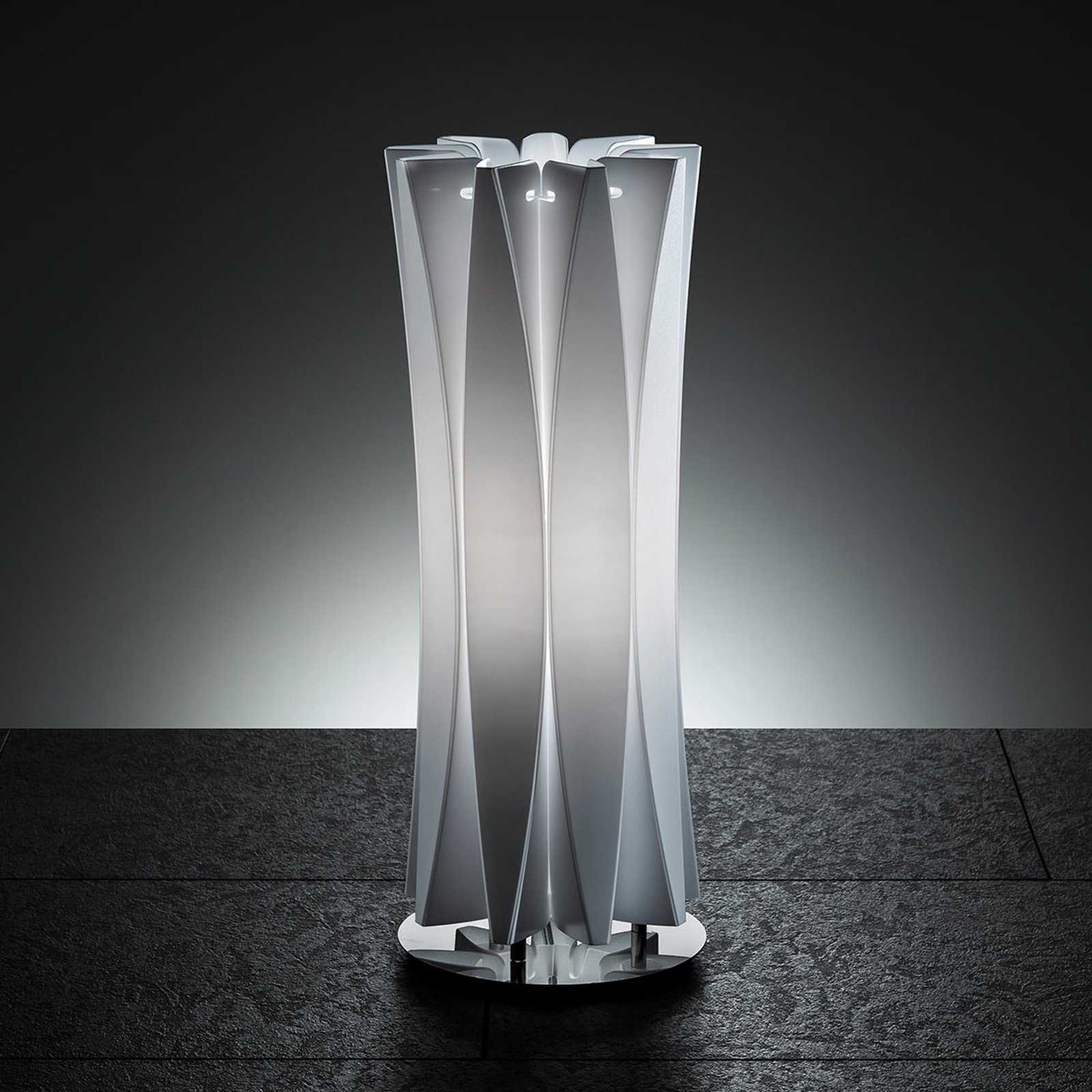 Smakfull bordlampe BACH, høyde 42 cm hvit
