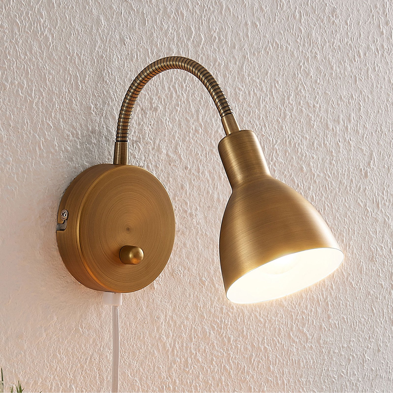 Amrei - bevegelig vegglampe i antikk messing