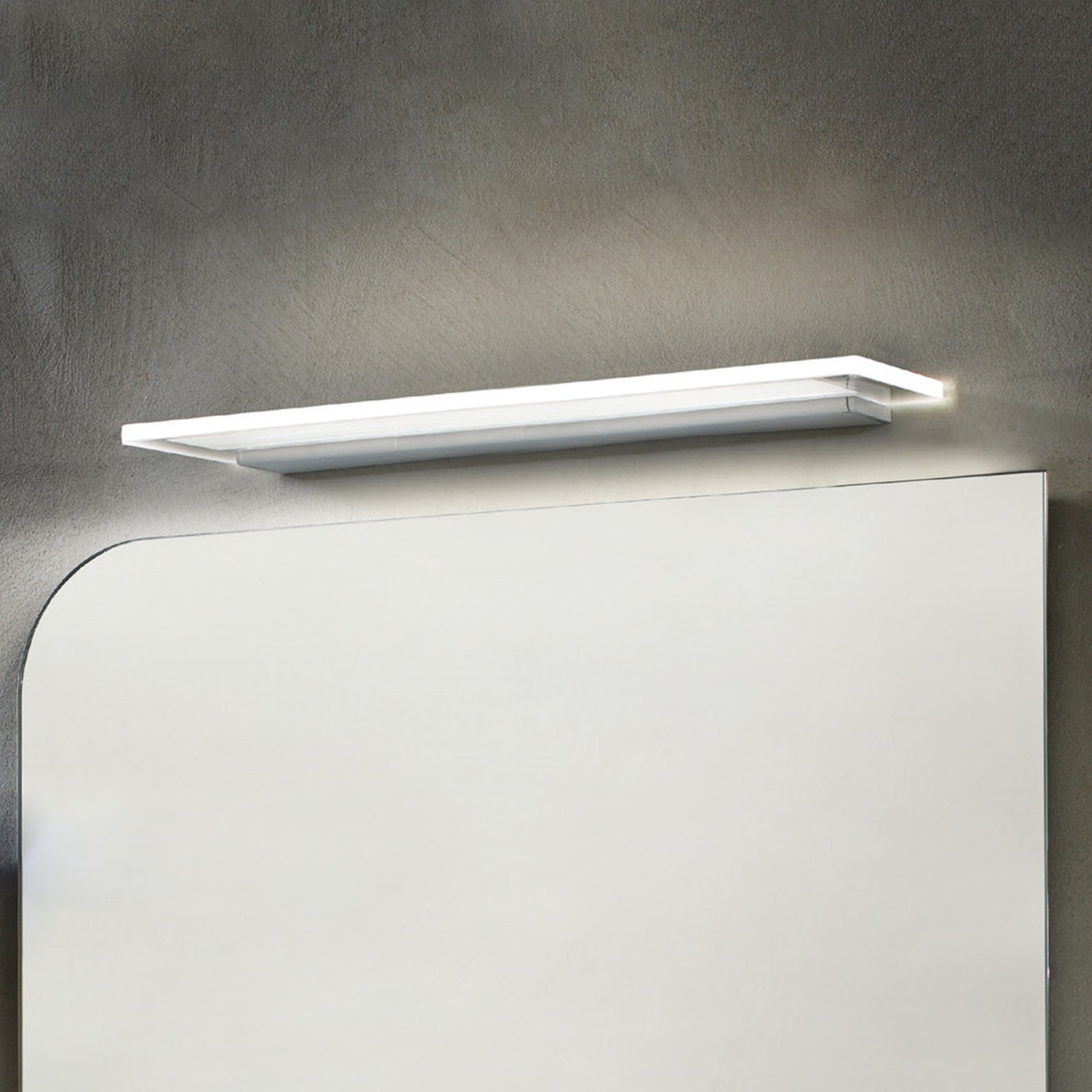 Skinny LED-vegglampe med IP44 blank i alu