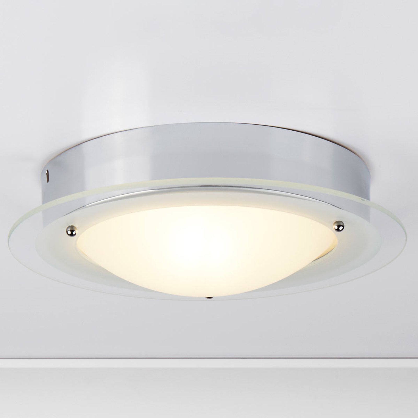 JUNA - taklampe til badet med glasskant