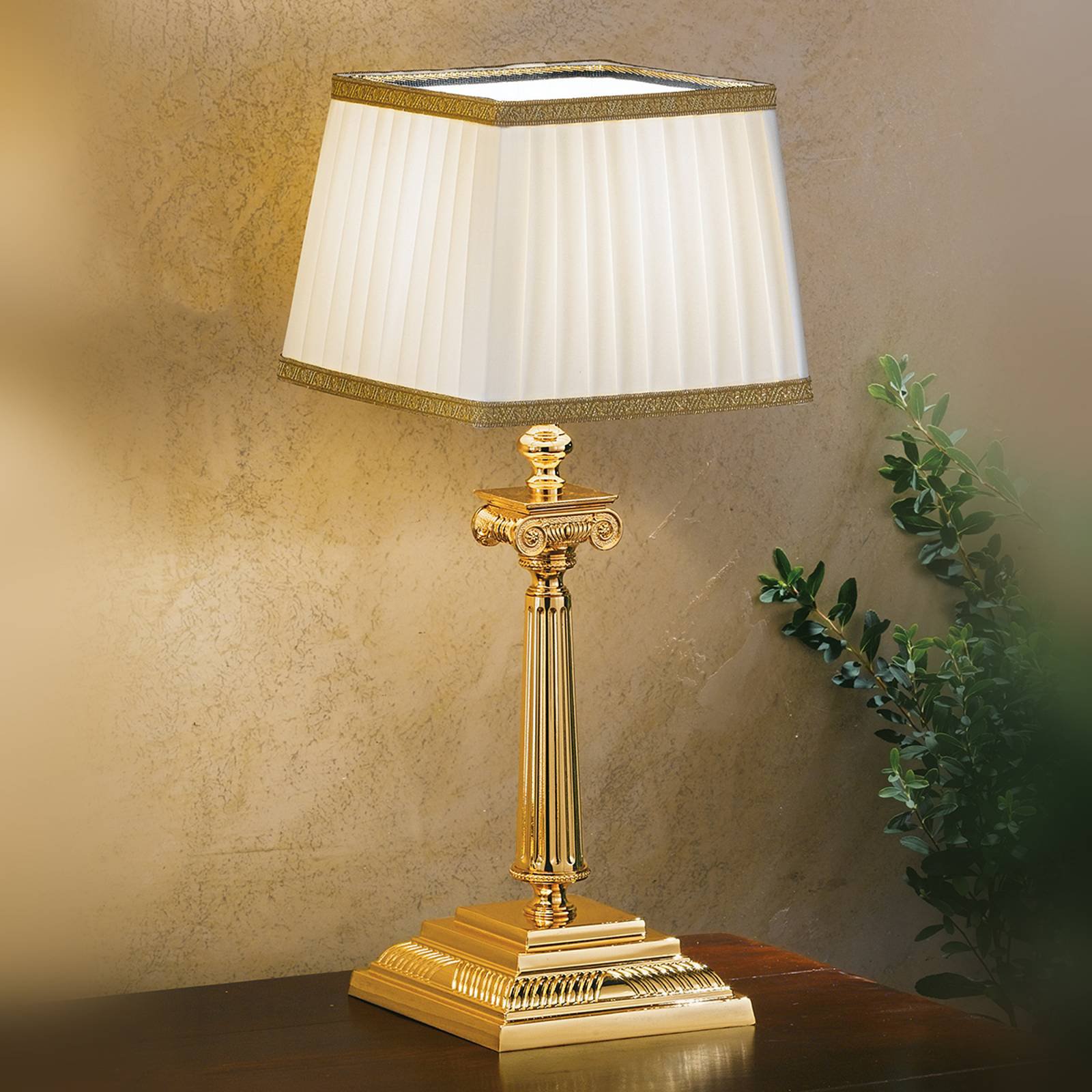 Sarafine - klassisk vakker bordlampe