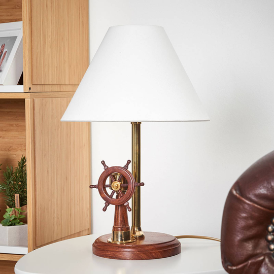 Flott bordlampe Steering i tre