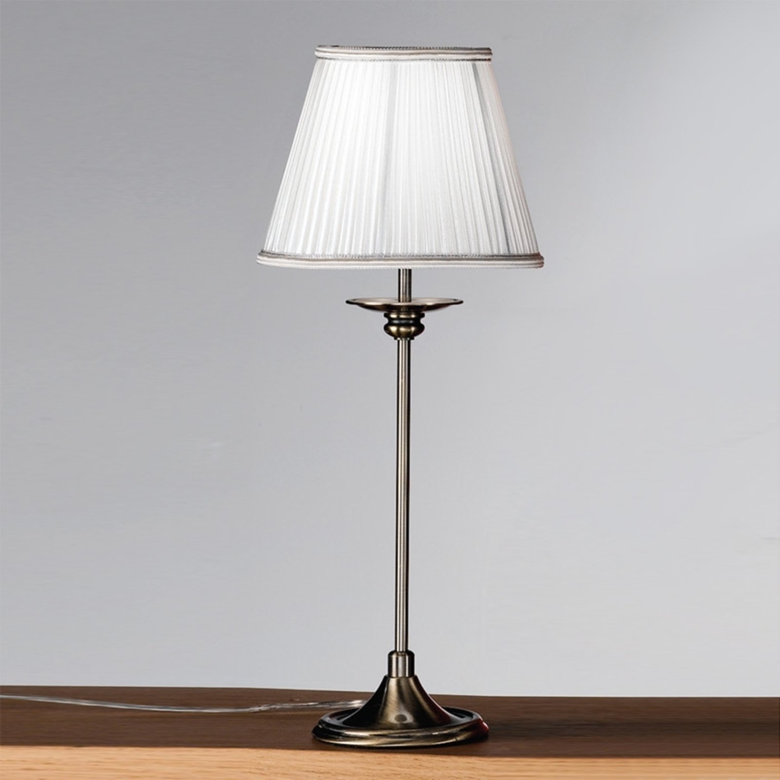 Klassisk Ellen bordlampe med plisséskjerm