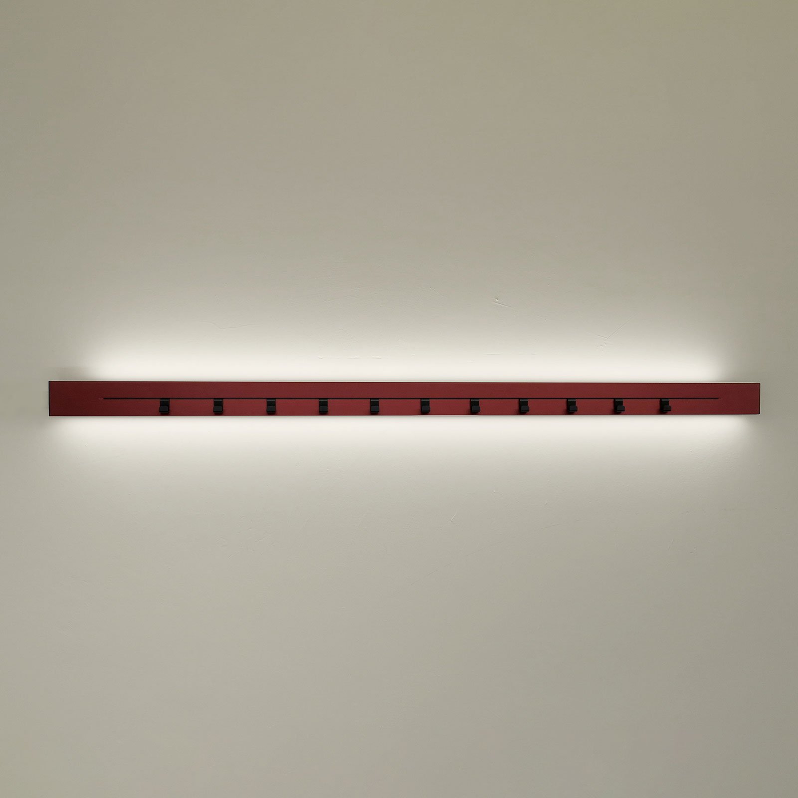 P04H08 garderobelampe 225 cm, USB + hylle