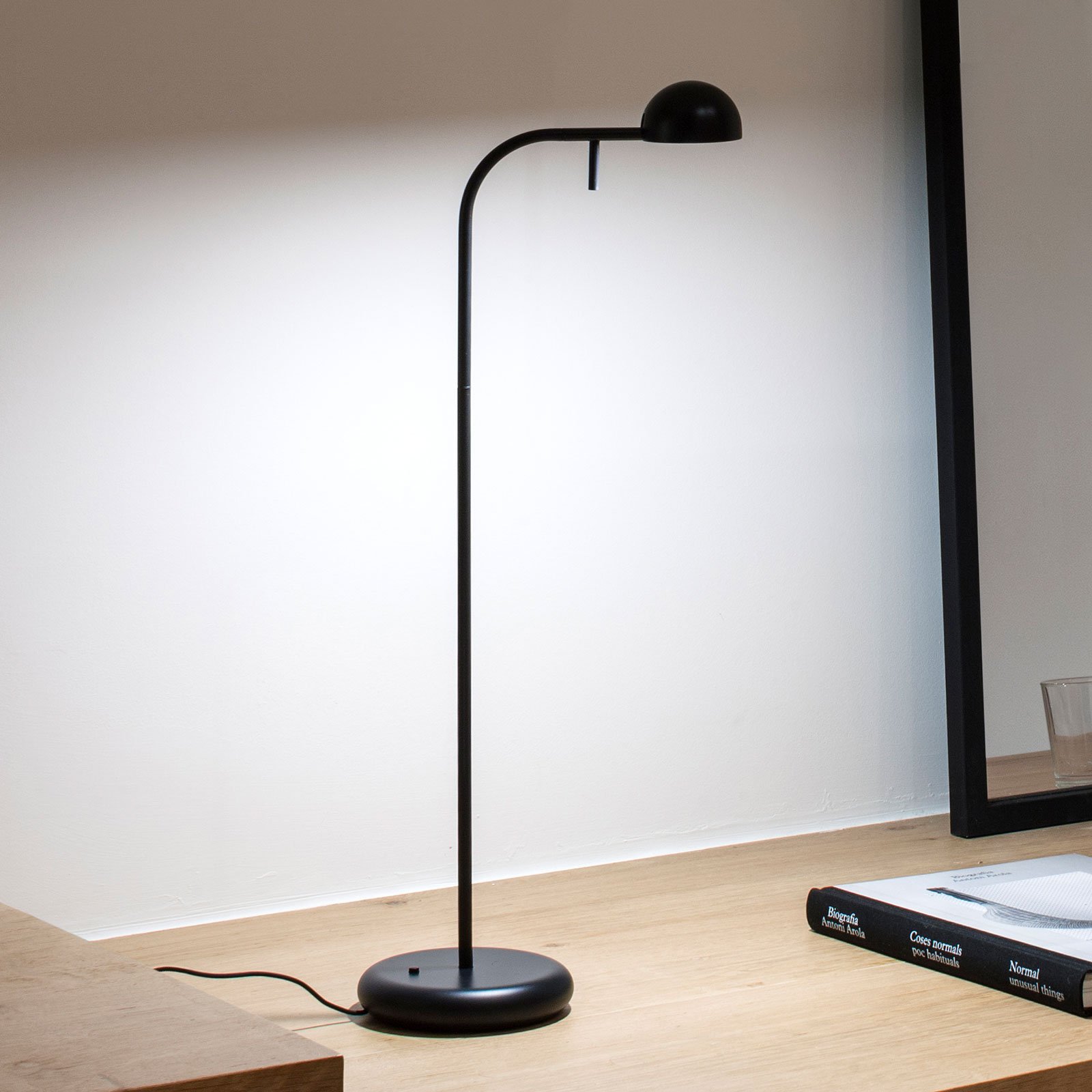 Vibia Pin 1650 LED-bordlampe, lengde 23 cm, svart