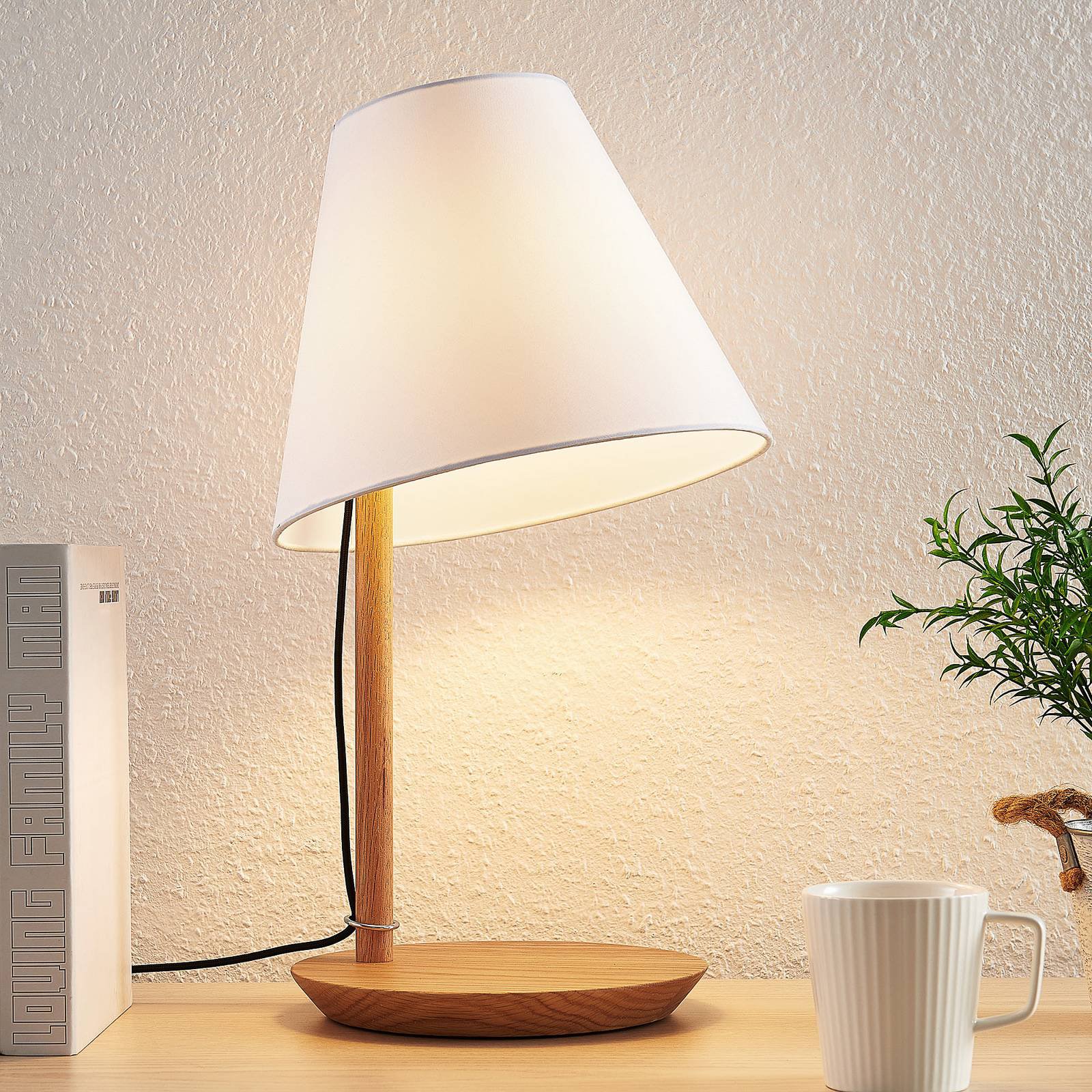 Lucande Jinda bordlampe, trestamme, hvitt stoff